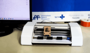 Impressora Braille de baixo custo desenvolvida na UFF inova modelo tradicional de tecnologia assistiva